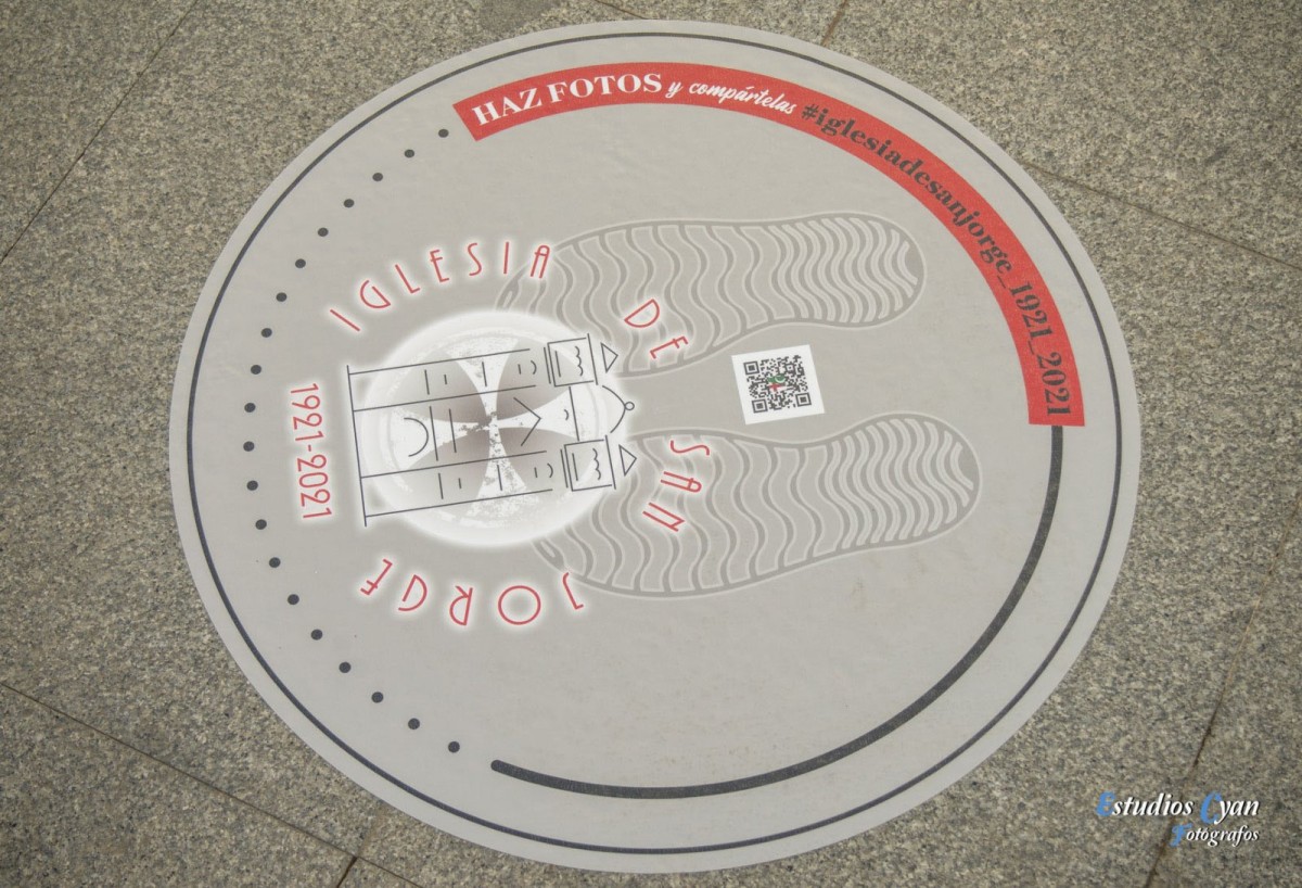 Colocados los vinilos 'selfie' del Centenario de la Iglesia de San Jorge